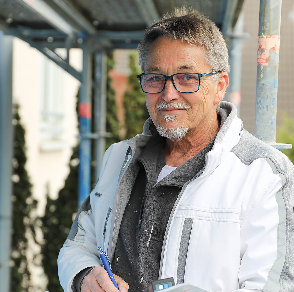 Malermeister Michael Rheinfurth steht auf einem Gerüst